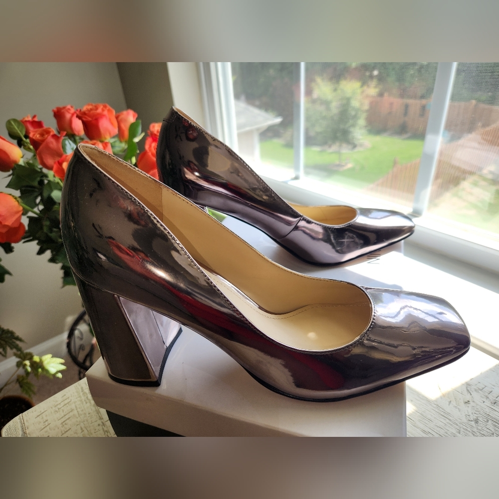 Beautiful Pewter, Metallic Nine West pumps! (9M)